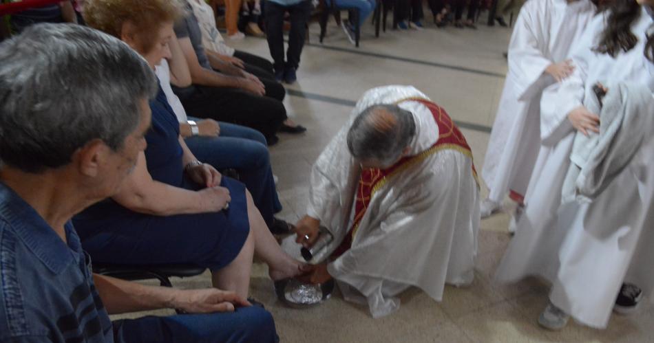 Semana Santa- se celebra la misa de la Cena del Sentildeor con el rito del lavatorio de los pies 