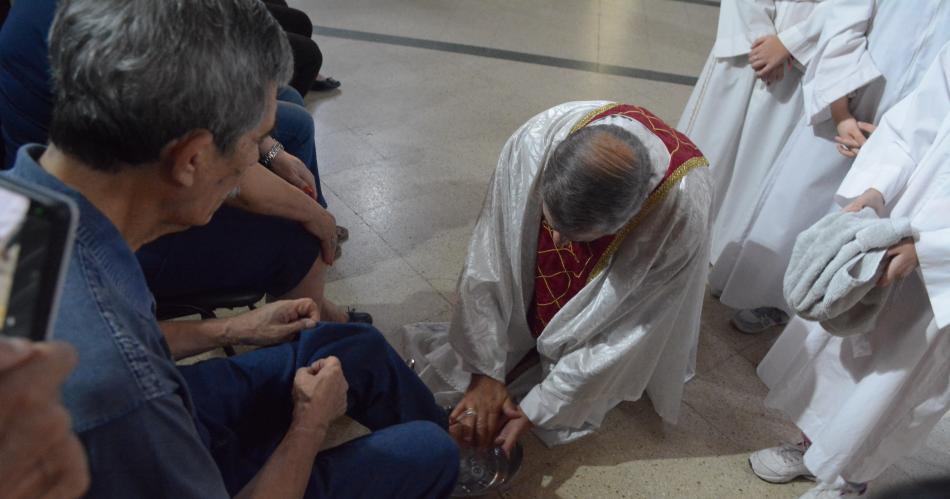 Semana Santa- se celebra la misa de la Cena del Sentildeor con el rito del lavatorio de los pies 