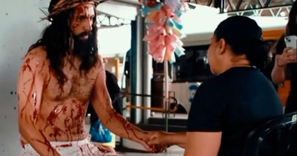 VIDEO- en Brasil un joven se disfrazoacute de Jesuacutes y asiacute fue la reaccioacuten de la gente