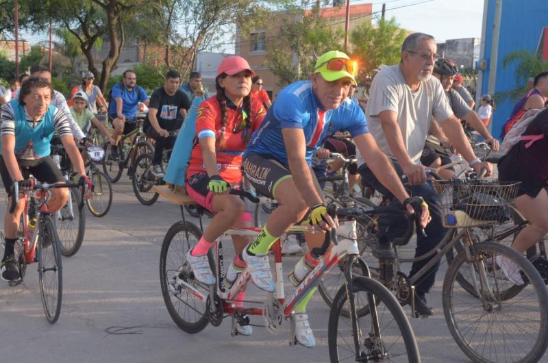 FOTOS Una multitud participa de la 40ordf edicioacuten del Viacutea Crucis en bicicleta