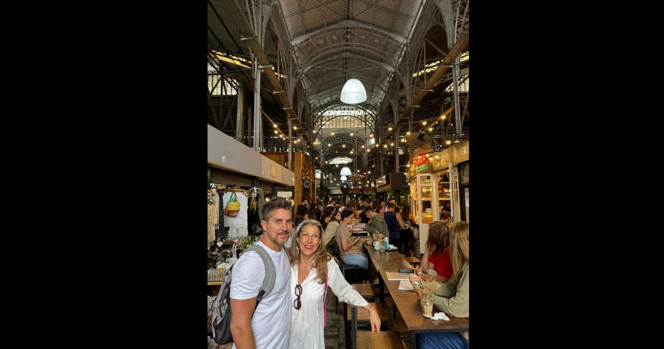 Islas junto a su madre Jeannette Porras