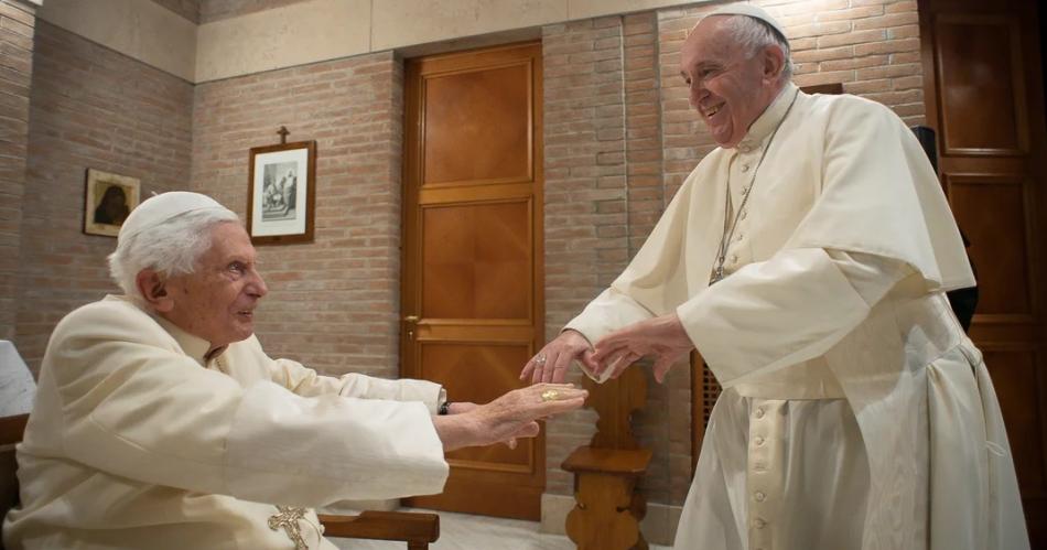 El papa Francisco recordoacute una aneacutecdota con Benedicto XVI sobre parejas LGBT