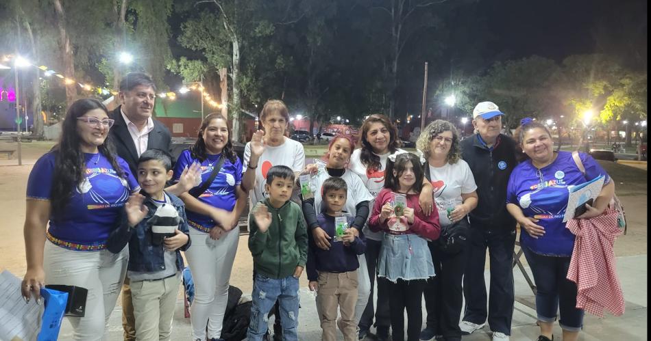Una multitud participoacute de la jornada para concientizar sobre el autismo