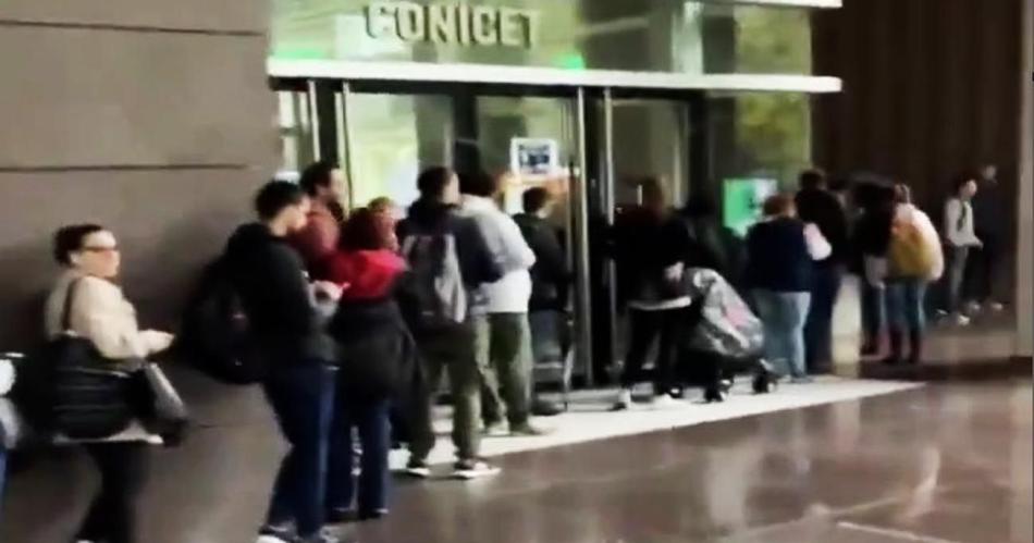 VIDEO CONICET- decenas de empleados se enteraron de su despido en la puerta del organismo