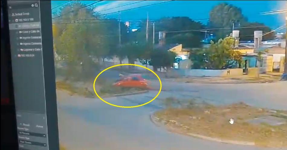 VIDEO  Terrible choque terminoacute con un auto y una moto adentro de una acequia