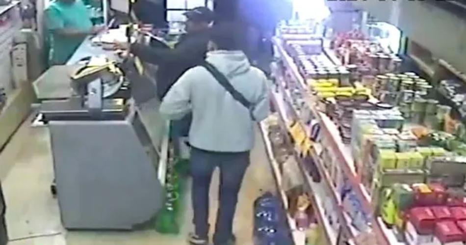 Video- se metioacute en un kiosco pesoacute la droga y se fue