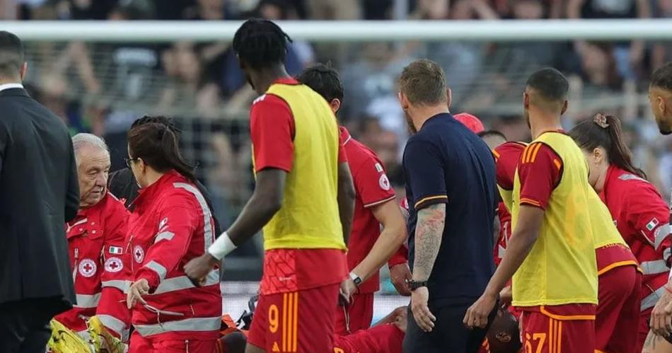 Un futbolista de la Roma colapsoacute en pleno partido- la desgarradora reaccioacuten de Dybala