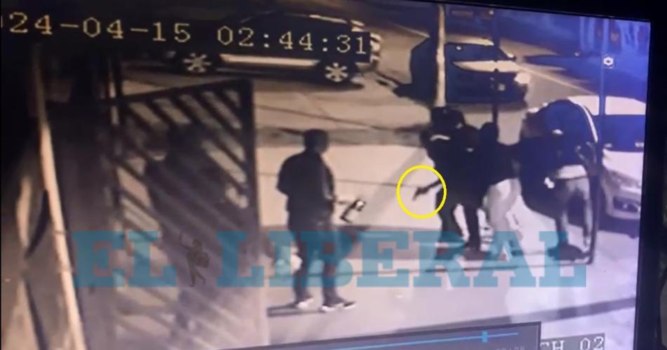 VIDEO  Brutal enfrentamiento entre chinos- duentildeo de supermercado atacoacute a tiros a otro comerciante