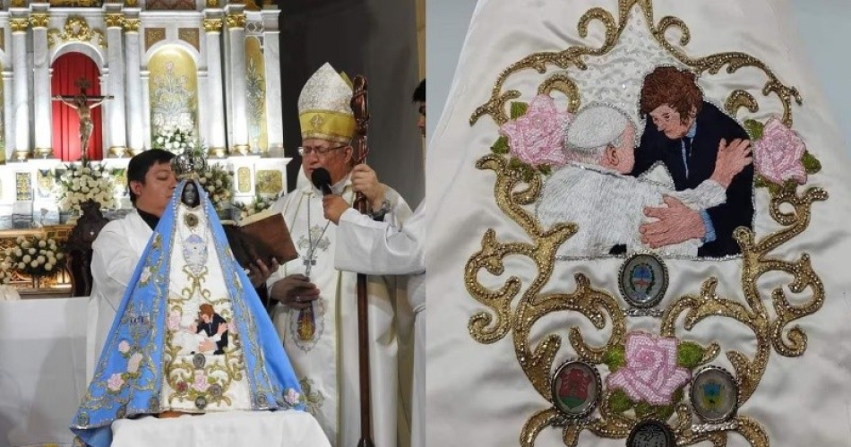 Un obispo bendijo una Virgen del Valle que lleva un manto con la imagen de Francisco y Milei