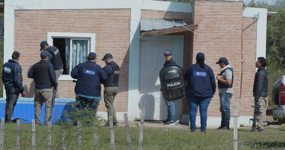 Muacuteltiples allanamientos simultaacuteneos en Santiago y en Buenos Aires en busca del proacutefugo Abel Guzmaacuten