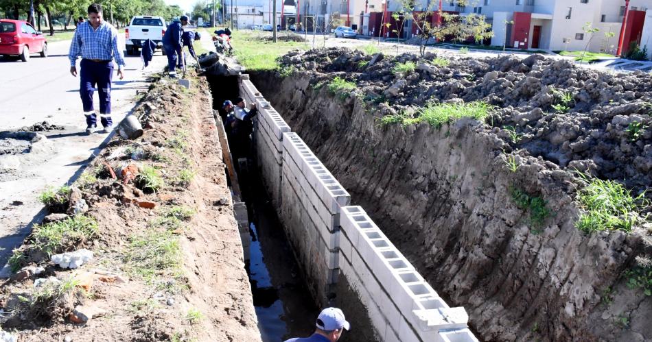 Obras Puacuteblicas reconstruye un tramo de un desaguumle en Avenida Belgrano