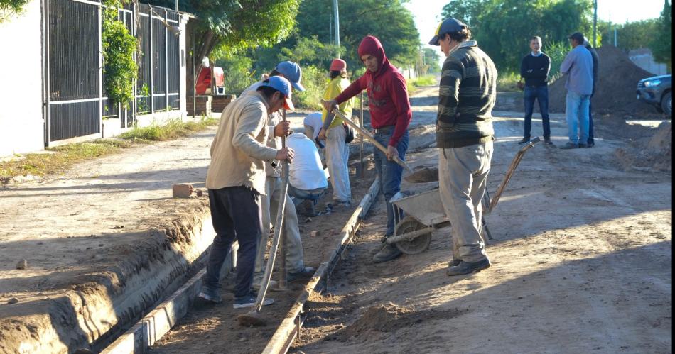 El intendente Viacutector Araujo supervisoacute obras en el barrio Los Pinos 