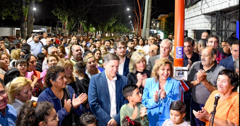 Fuentes habilitoacute la nueva iluminacioacuten Led de 69 cuadras sobre Av Aguirre