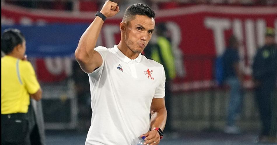 Lucas Gonzaacutelez Veacutelez el colombiano que dirigiraacute a Central Coacuterdoba