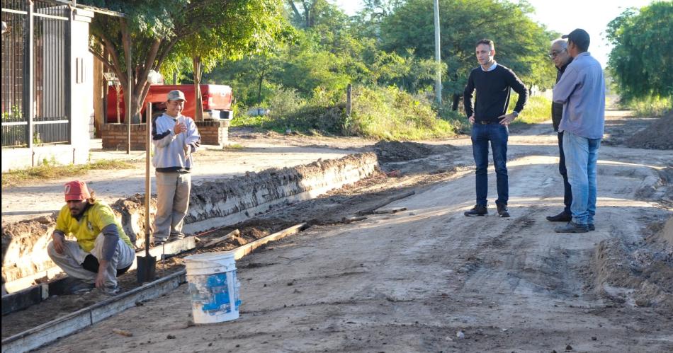 El intendente Viacutector Araujo supervisoacute obras en el barrio Los Pinos 