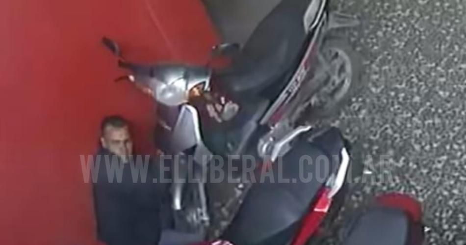 VIDEO Solitario delincuente roboacute la moto de un aacuterbitro cuando dirigiacutea un partido