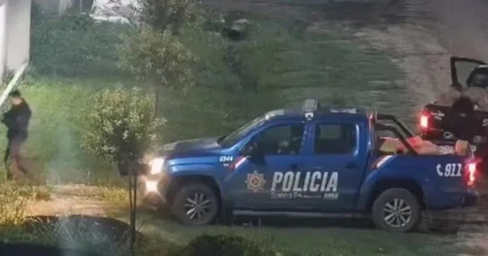 VIDEO Policiacuteas robaron mercaderiacutea de camiones volcados que debiacutean custodiar