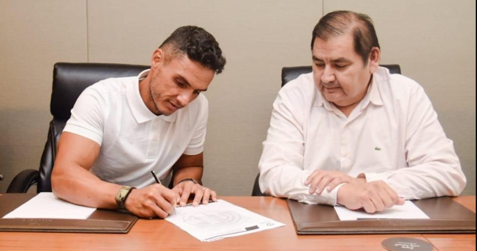 Ya es ferroviario- Lucas Gonzaacutelez firmoacute su contrato
