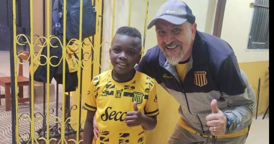 Tiene raiacuteces haitianas y juega en Mitre por su papaacute del corazoacuten