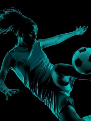 El fuacutetbol femenino amateur va abrieacutendose paso en Santiago