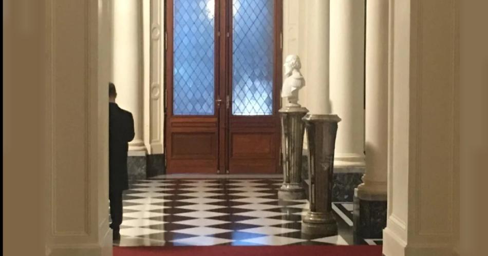 Reubicaron el busto de Neacutestor Kirchner en Casa Rosada y se conocioacute queacute pasaraacute en ese lugar