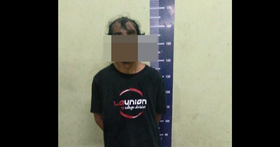 Daba clases  y vio cuando un joven de cuclillas intentaba robarle un equipo de muacutesica