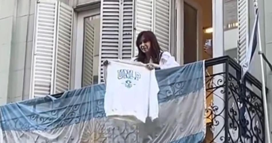 VIDEO  Cristina Kirchner saludoacute a los manifestantes desde el balcoacuten y mostroacute un buzo