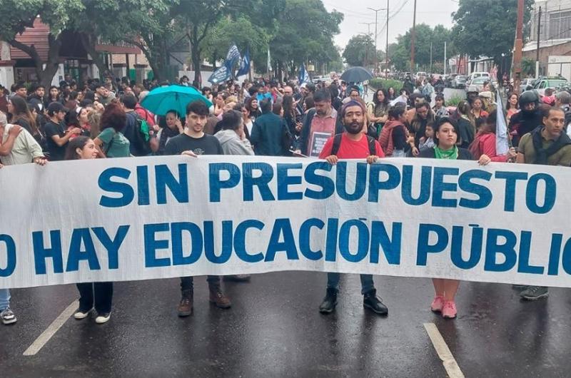 Masiva marcha de la Unse en defensa de la educacioacuten puacuteblica