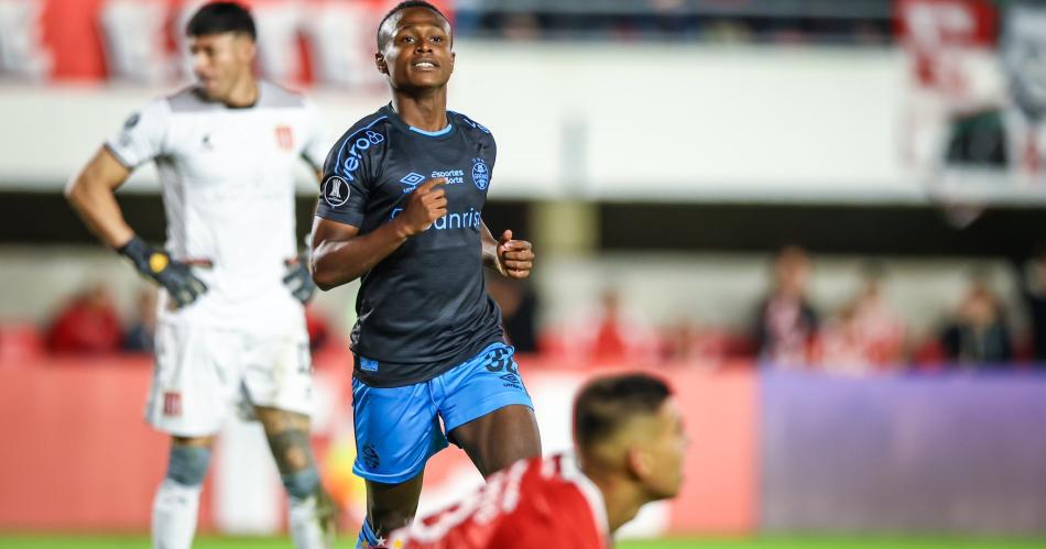 Estudiantes no pudo aprovechar el hombre de maacutes y perdioacute ante Gremio