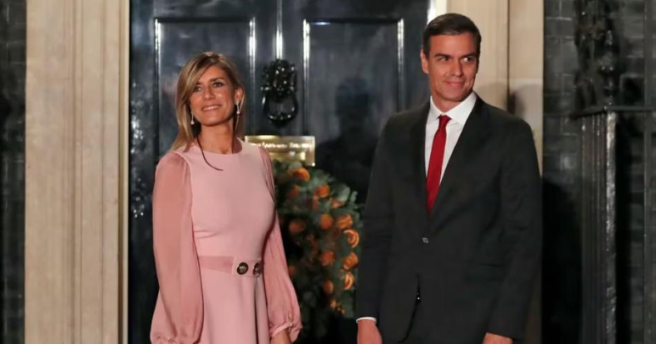 El presidente del gobierno español Pedro S�nchez y su esposa Begoña Gómez llegan al n�mero 10 de Downing Street en Londres (AP FotoAlastair Grant Archivo)