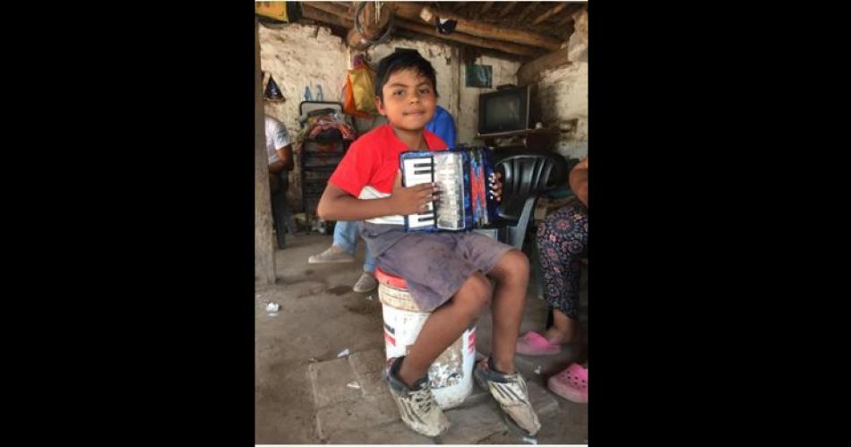 Buscan sostener la tradicioacuten ancestral de los musiqueros de un pequentildeo paraje del interior