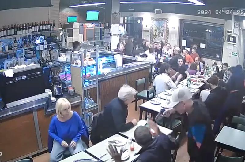 VIDEO  Golpe comando en pizzeriacutea acaboacute con clientes heridos y asaltados