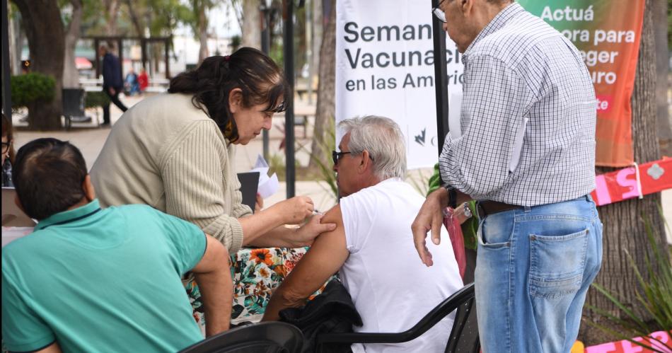 Se realizoacute una exitosa jornada de vacunacioacuten en la plaza San Martiacuten