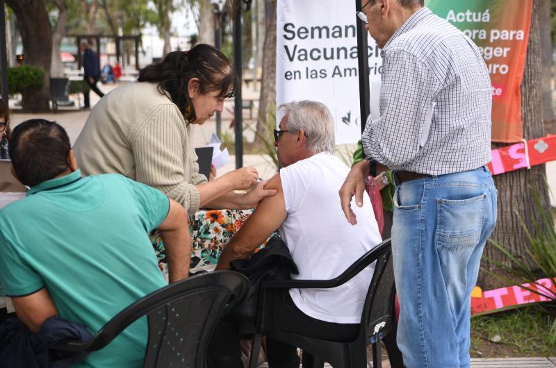 Se realizoacute una exitosa jornada de vacunacioacuten en la plaza San Martiacuten