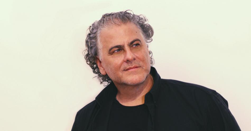 E- zequiel muacutesico argentino radicado en Peruacute le agradece cantando sus claacutesicos a la Negra Mercedes Sosa