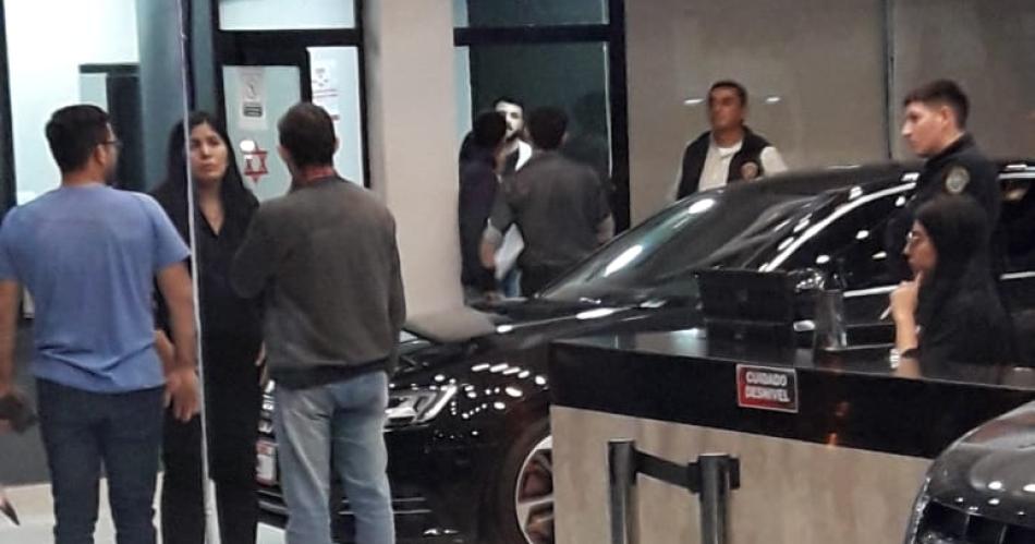 Detienen a conocido duentildeo de agencia de autos tras ser acusado de estafa