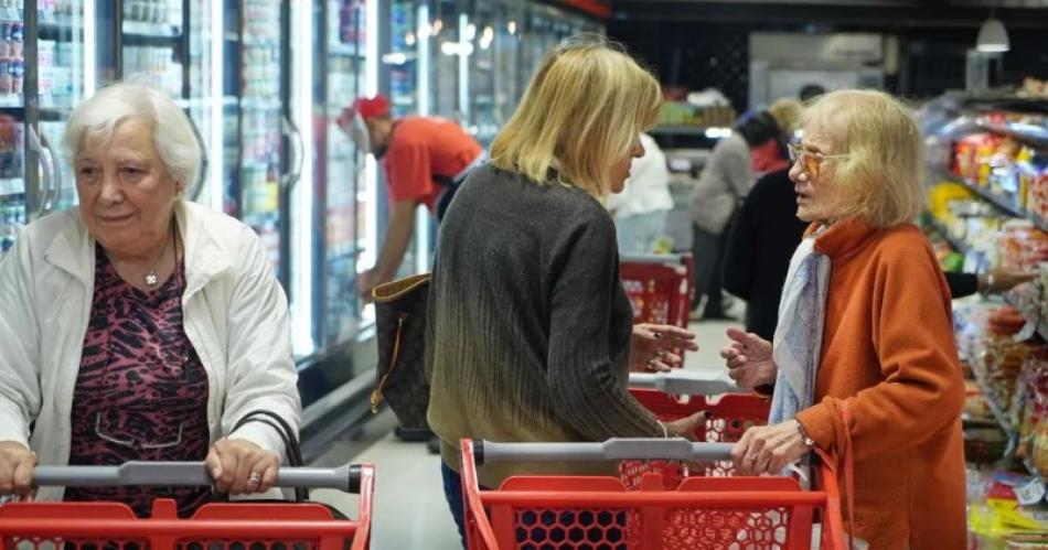 El consumo en supermercados cayoacute un 73-en-porciento- en el mes de marzo