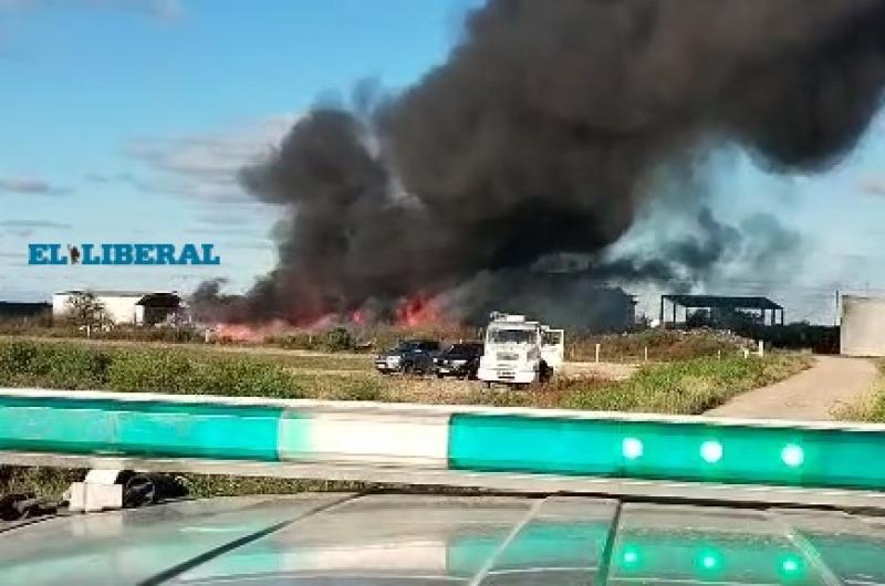 VIDEO  Se incendioacute una faacutebrica de bateriacuteas y varios bomberos tuvieron que recibir oxiacutegeno