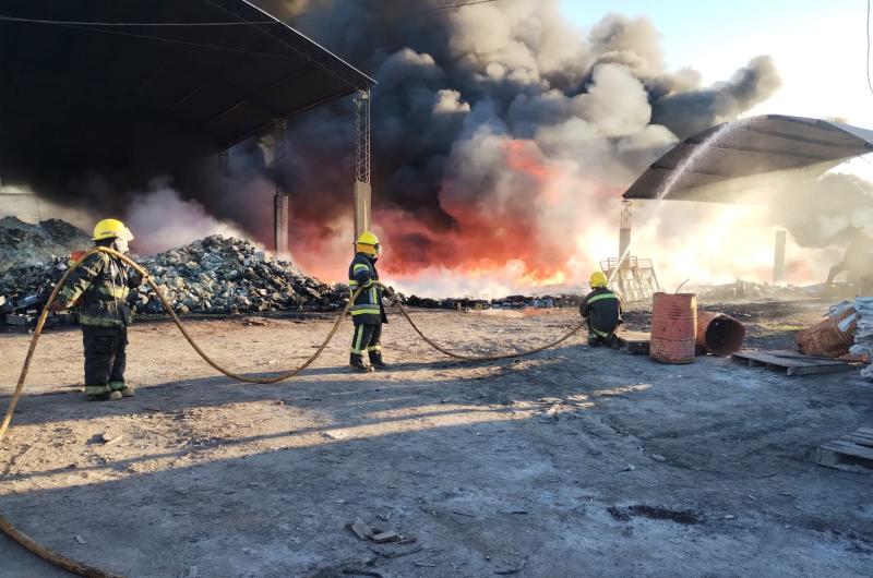 VIDEO  Se incendioacute una faacutebrica de bateriacuteas y varios bomberos tuvieron que recibir oxiacutegeno