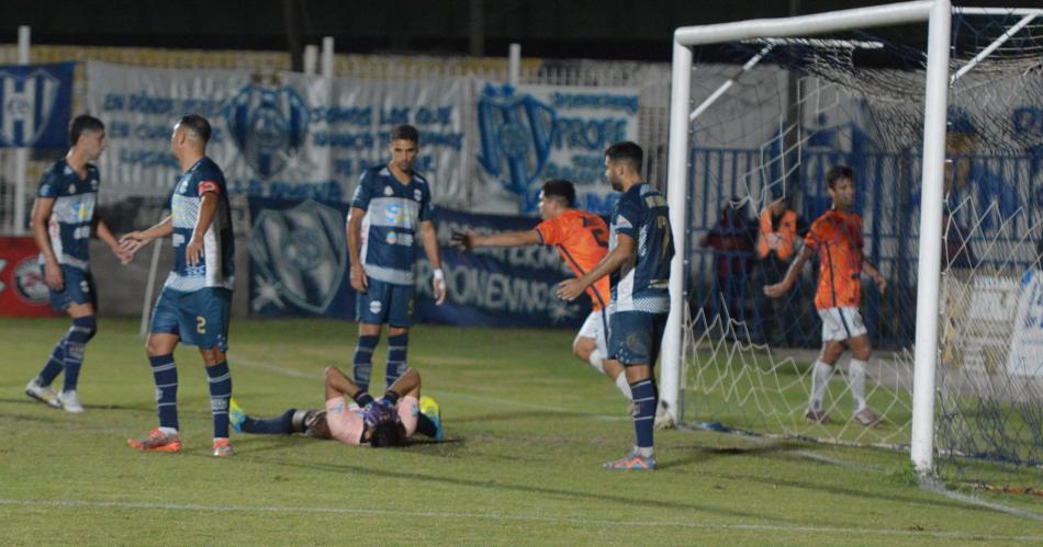 Valioso y sufrido triunfo de Sarmiento de La Banda que recuperoacute el liderazgo