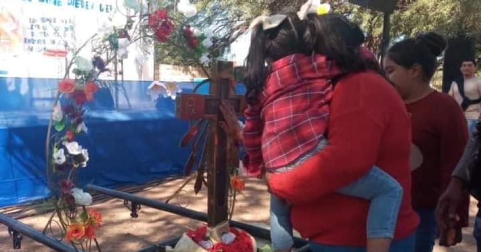 Joacutevenes peregrinaron para llegar a la Cruz Catequiacutestica de Mataraacute