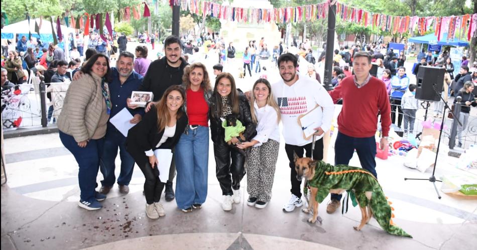 Fuentes participoacute de la jornada de concientizacioacuten por el diacutea del animal en plaza Libertad 