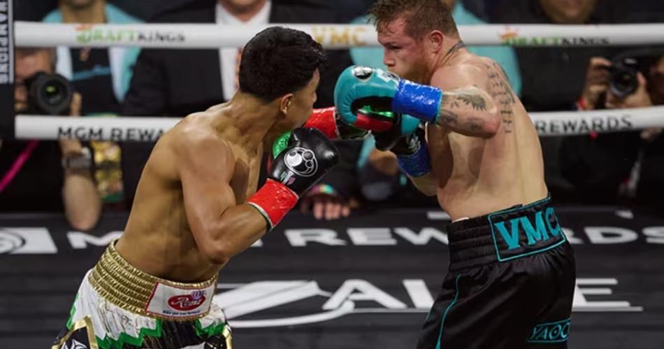 Canelo le ganoacute a Jaime Munguiacutea y retiene su reinado