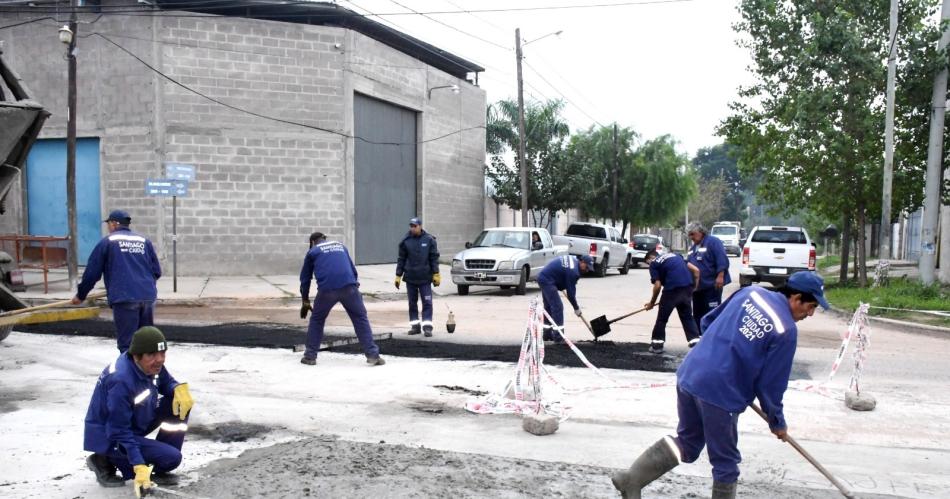 Obras Puacuteblicas de la Municipalidad ejecuta su programa de bacheo en el barrio Borges