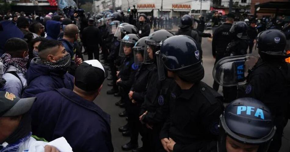 Tensioacuten- piqueteros se movilizan y la policiacutea avanza contra ellos