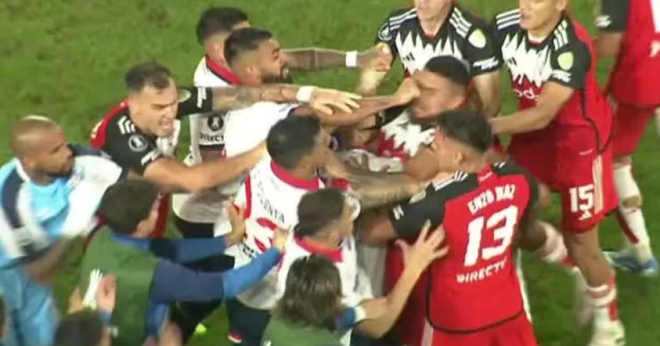 Bronca en River- difunden el diaacutelogo de Daronco con el VAR