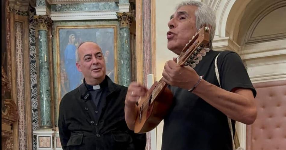 VIDEO- Peteco deleitoacute con sus canciones a toda la Basiacutelica de Santa Maria in Montesano