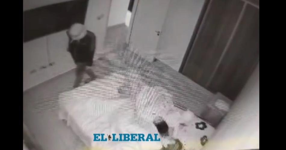 IMPACTANTE VIDEO Ladrones pasearon por una casa y entraron al cuarto donde dormiacutea una mujer con su hijo