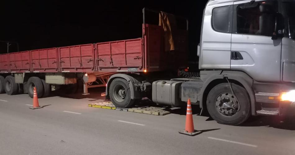 Secuestran un camioacuten con 31 toneladas de rieles en Brea Pozo