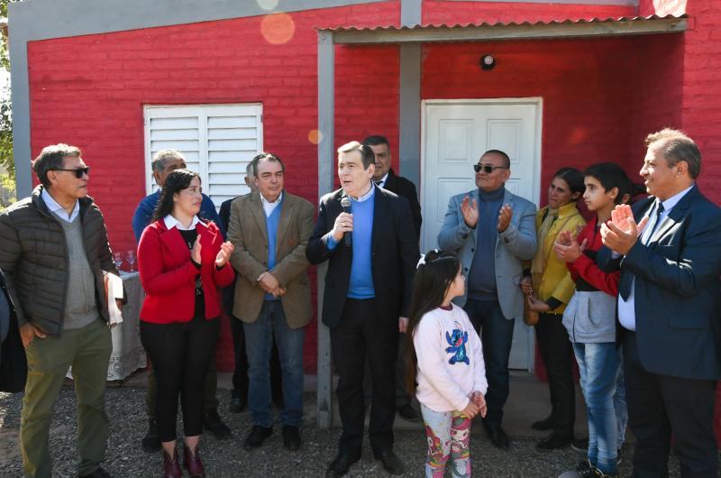 Zamora entregoacute viviendas e inauguroacute y una obra que garantiza el suministro de agua en Tintina